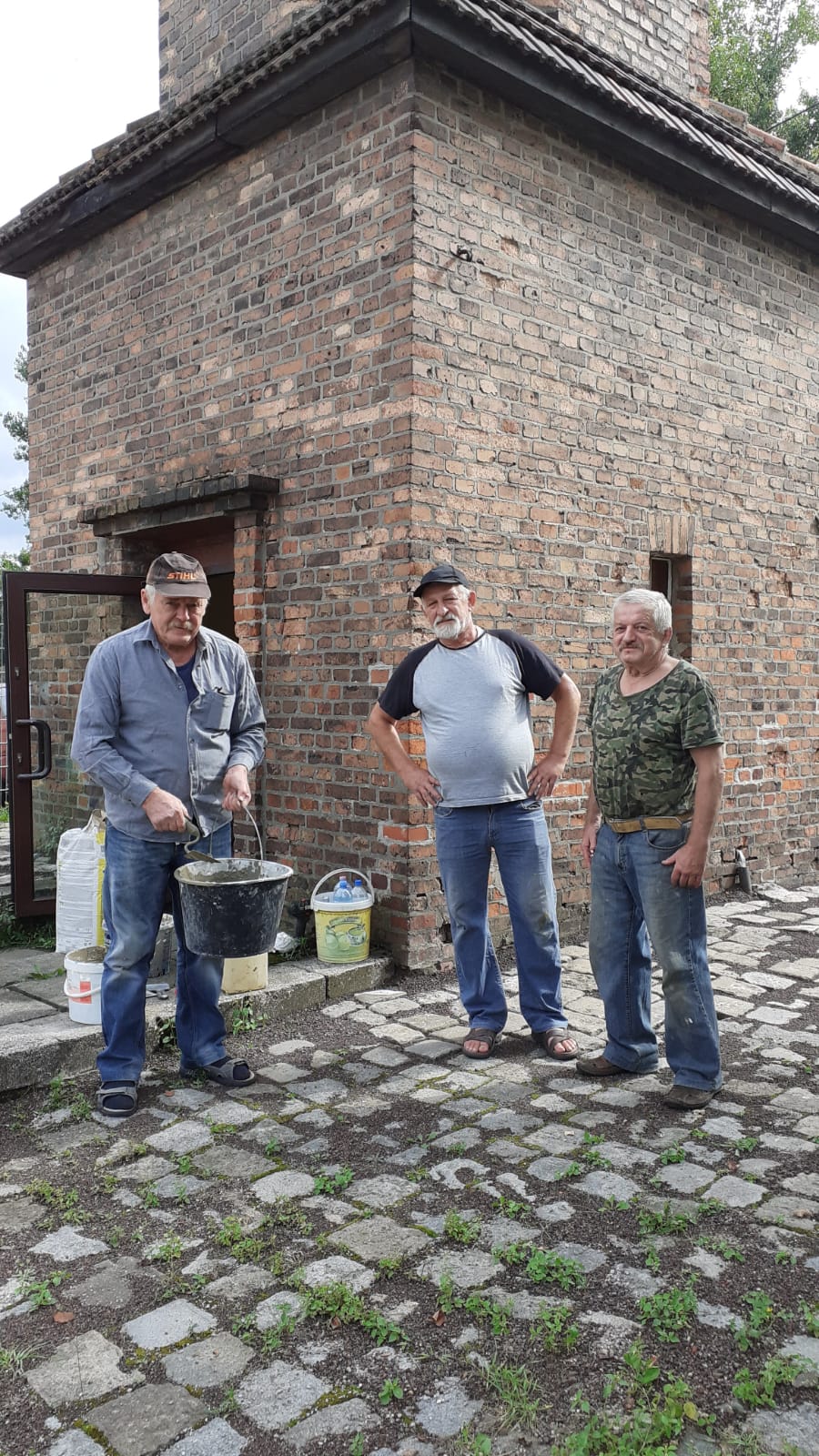 Członkowie Klubu Emerytów Górniczych remontujący Skansen