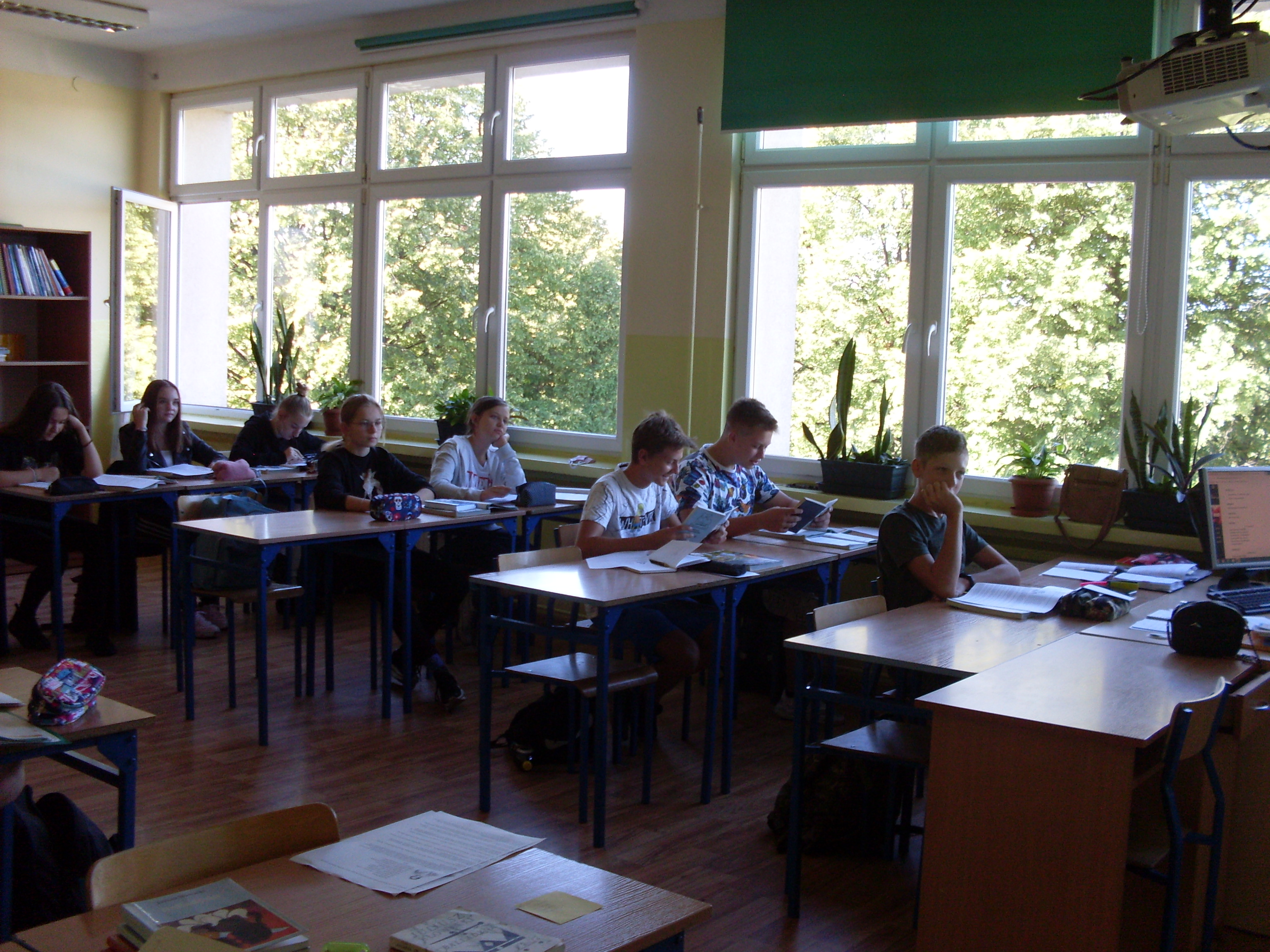 Zdjęcie klasy czytającej Balladynę w sali lekcyjnej